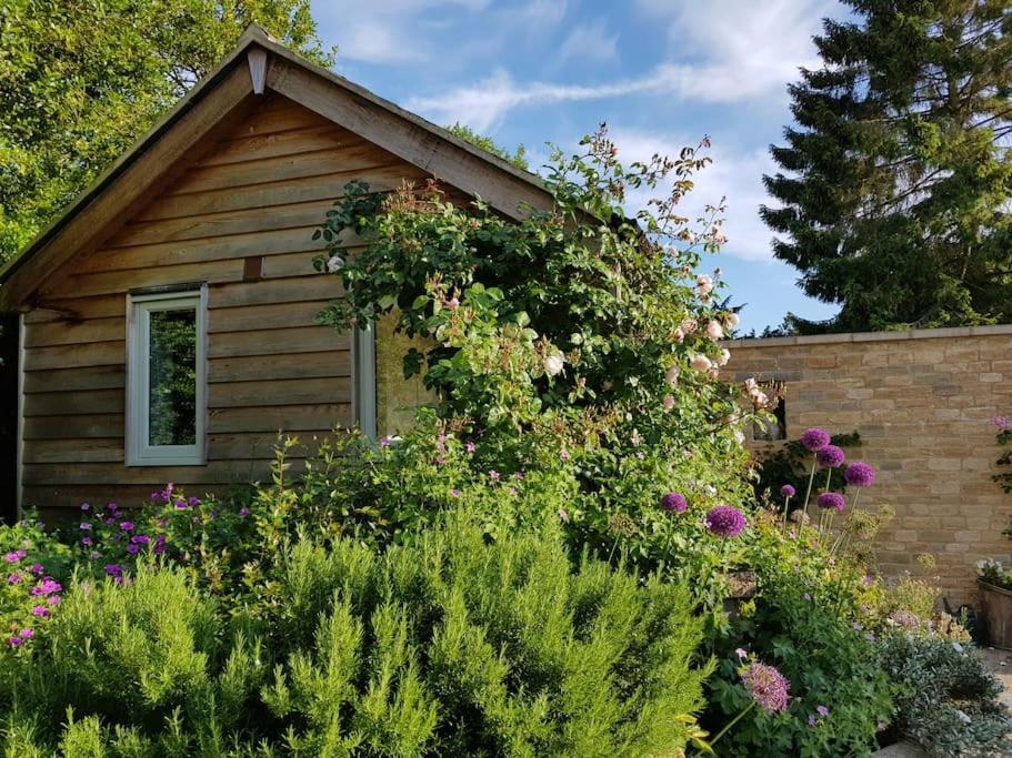 Charming Cottage Surrounded By Idyllic Garden In Peaceful Location In Central Charlbury Exterior foto